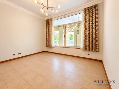 CLOSE TO MALL | VACANT | DIRECT PARK ACCESS