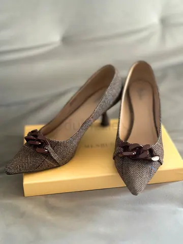 MENBUR Preloved women's pointed-toe mid-heel pumps with chain detail - size 41