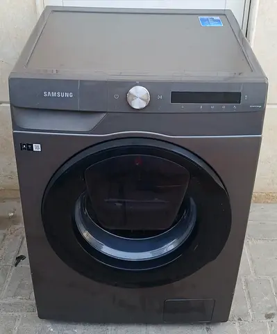 Brand Samsung washer with 9kg washing capacity, gray in color.
it's condition is working perfect.