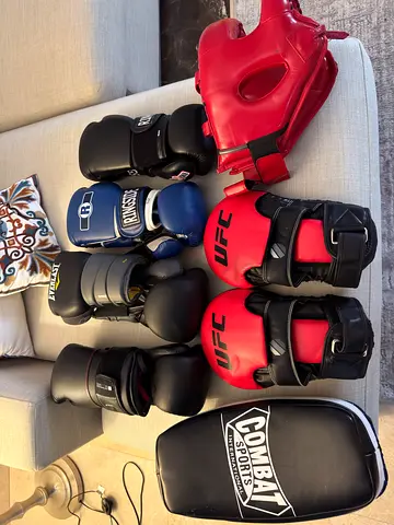 Boxing & MMA Gear Set – Gloves, Head Guard & Protective Equipment