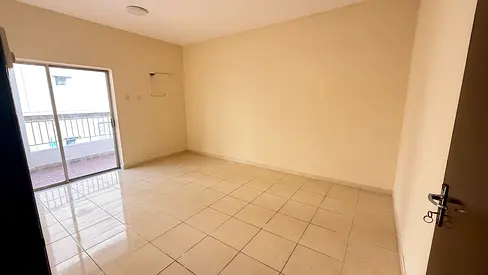 NEAR TO SALAH AL DIN METRO 2BHK SPLIT AC SPACIOUS 100K IN 4 CHEQUES