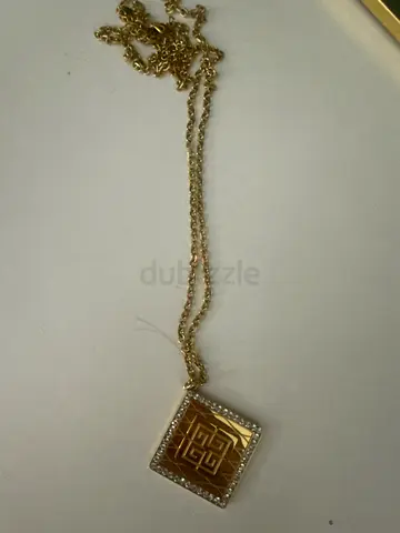 Guy Laroche Elegant Gold Square Gold-tone square pendant necklace with crystal border