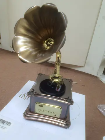 Vintage-style gramophone Bluetooth speaker with USB/SD playback