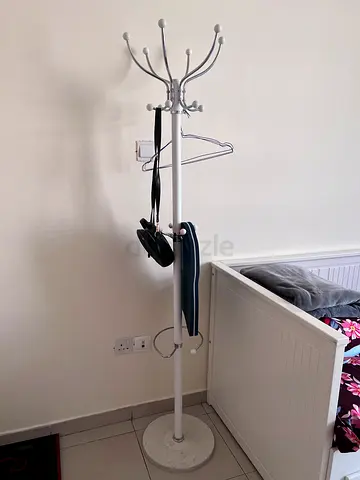 White freestanding coat rack / hat stand in good condition