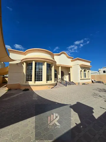 تقدم Red Line Real Estate فيلا فاخرة للبيع في منطقة النخيلات، تقع مباشرة على الشارع الرئيسي