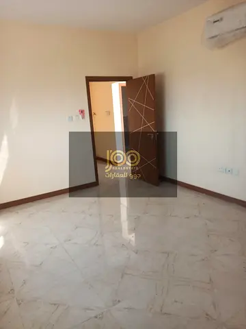 الشقة أول ساكن وجاهزة للسكن وتعتبر خياراً مناسباً لمن يبحث عن شقة جديدة في موقع مميز
