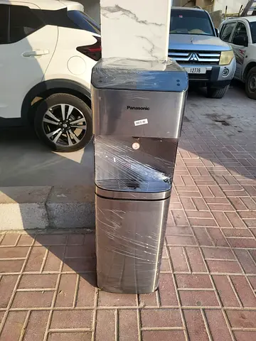 Bottom load water dispenser