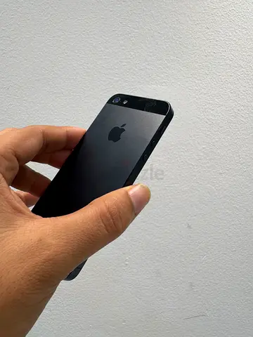 Apple IPhone 5 Black 64gb With Accessories
