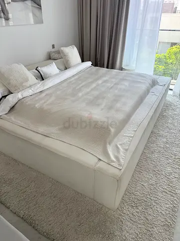 Bed main big large