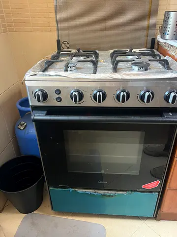 Used freestanding gas oven with 4 burners and oven - excellent working condition + Gas Cylinder