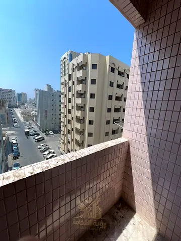 غرفة وصالة في الشويهين بالقرب من الكورنيش مع بلكونة بإطلالة على الكورنيش