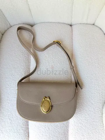 Beige leather crossbody bag with gold clasp