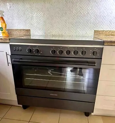 Free delivery Toshiba brand full gas cooker 90 cm- good working condition