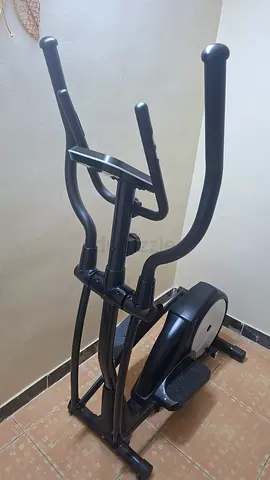 Elliptical cross trainer