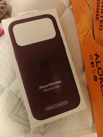 Apple iPhone 18 Pro Max Silicone Case (MagSafe) - Burgundy