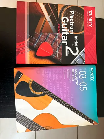 Guitar training books and piks