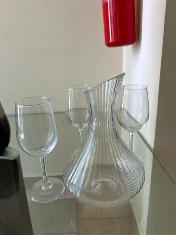 Glass decanter set with three wine glasses - clear ribbed design