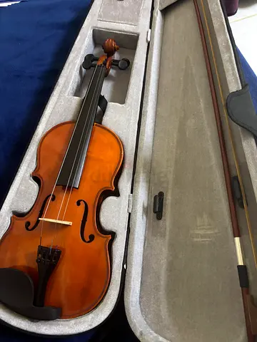 Violin for 130 dhs