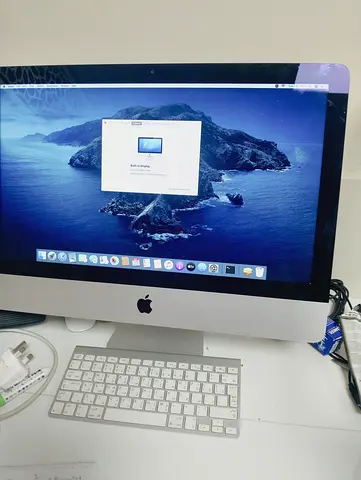 Apple iMac 21.5-inch All-in-One Desktop with Wireless Keyboard