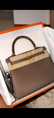 Hermès Kelly 25 — Etoupe / Gold Hardware