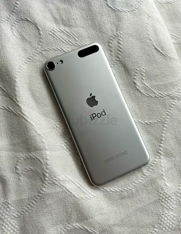Apple IPod Touch 6TH Gen with accessories