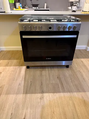 Bosch 5 burner gas cooker 90 by 60 oven with fan