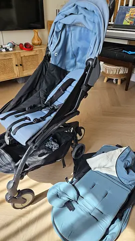 Yo-yo - Light blue stroller with detachable bassinet/seat - excellent condition