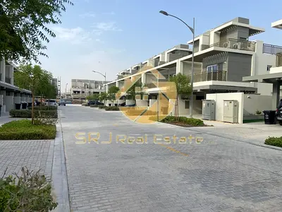 Spacious townhouse/ Single Row / Tenanted