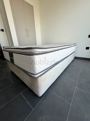 Queen size mattress - barely used, good condition