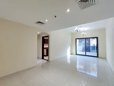 غرفتا نوم واسعتان مع مطبخ مغلق وشرفة وموقف سيارات.