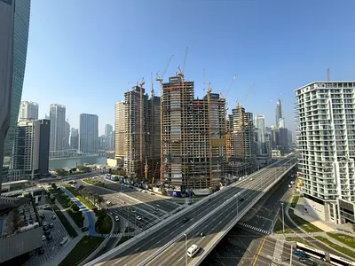 طابق مرتفع، إطلالة على برج خليفة، وموقع متميز