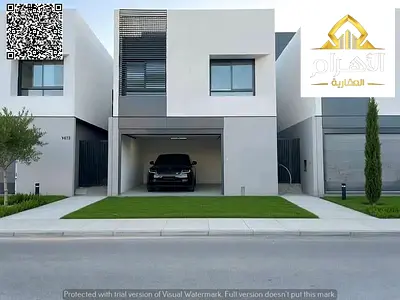 فيلا للبيع بسعر مميز، مكونة من طابقين وسطح وحديقة، وتشمل التكييف.