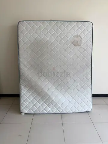 Used Queen Mattress with Stain – Good condition size 160 x 200 FREE