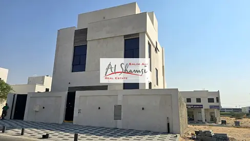 للبيع فيلا فى الحوشي 5 غرف ماستر 3 طوابق