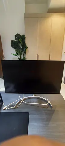 LG 27" 4K UHD IPS Monitor (27UL850-W), Excellent Condition
