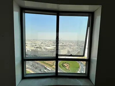 ستوديو للإيجار السنوي في المجاز 2 شارع الوحدة قريب من مخرج دبي مطبخ منفصل تكييف وغاز مركزي مساحة ممتازة 28,000 درهم على 4 دفعات