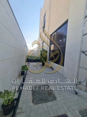 الحوشي – الشارقة | فيلا مودرن فاخرة للبيع فيلا مودرن فاخرة للبيع في منطقة الحوشي – الشارقة، تتميز بتصميم معماري راقٍ وتشطيبات Ultra Deluxe