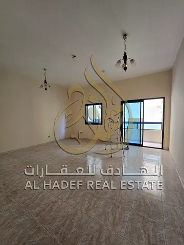غرفتين وصالة للإيجار السنوي في المجاز 3 الشارقة، مساحات ممتازة، بلكونة، دفع مرن على 4 أو 6 دفعات، وموقع مميز مناسب للعائلات