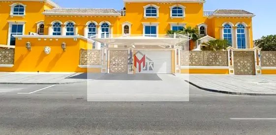 Exclusive Corner Villa W/ Spacious & Private /Prime Location