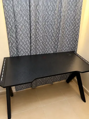 Black modern gaming/office desk with cable grommet - good condition