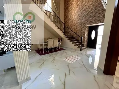 يلا للإيجار السنوي في الروضة 1 – عجمان فيلا واسعة بمساحة أرض 5,000 قدم²، تتميز بموقع مميز على شارع التلة مباشرة، وقريبة من شارع الشيخ عمار، مع ارتداد