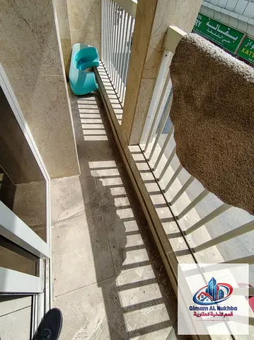 This is the apartment that will make you stop scrolling and take a look: a one-bedroom-plus-living-room unit in Al Qulai'ah featuring a balcony, centr