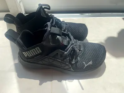 Black Puma kids trainers, size available (good used condition)