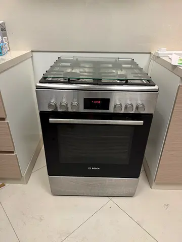Bosch 60x60cm freestanding gas range with Electric oven - good condition