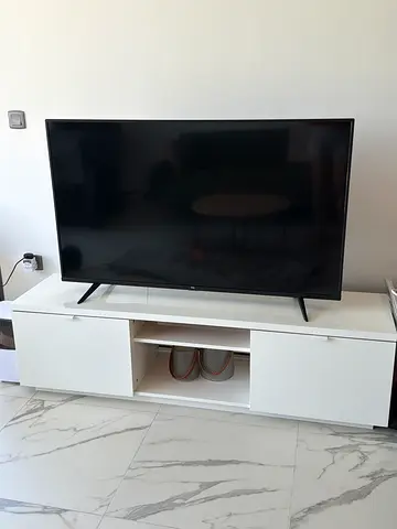 40-43 inch Samsung LED TV in excellent condition and TV table