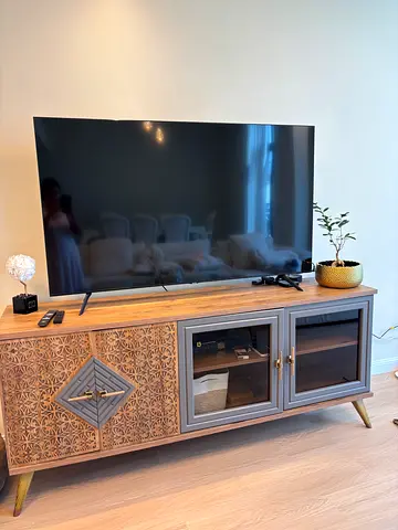 Tv stand -tv media