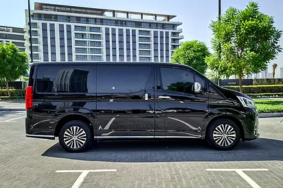 2025 Toyota GRANVIA — фото 4