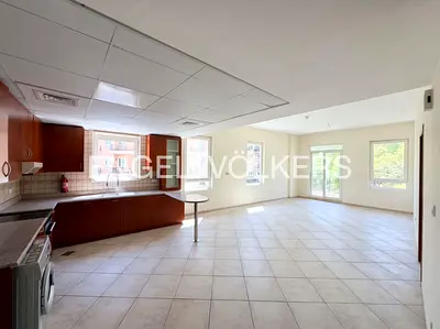 Corner Unit | Vacant | Spacious