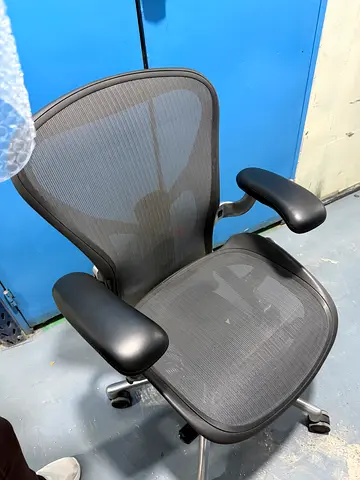Herman Miller Aeron Remastered – Size B – Graphite / Polished Aluminium