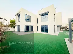 This exceptional villa features a spacious open-plan layout, high-end finishes, and a sprawling gard